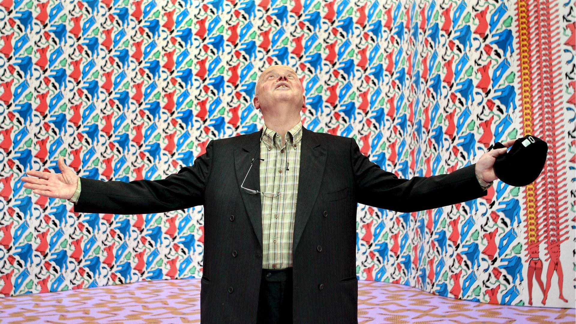 Der Künstler Thomas Bayrle posiert am 4.2.2009 im MACBA Museum in Barcelona vor einem seiner Werke.