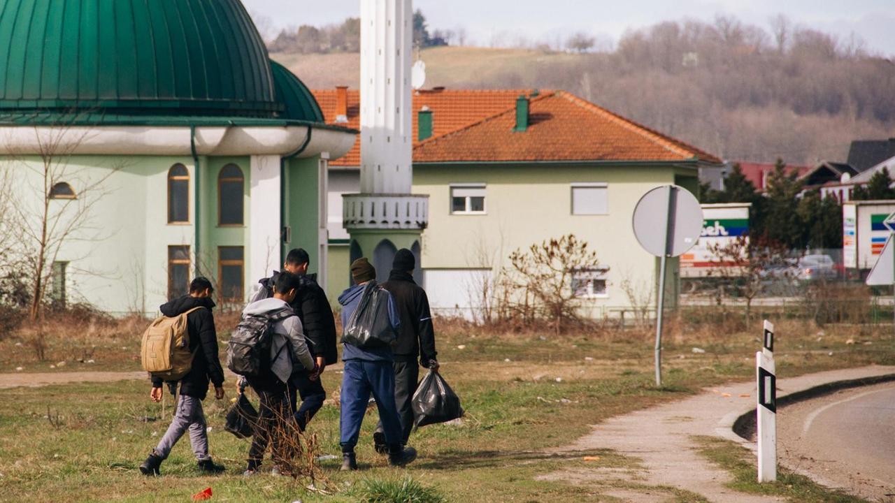 Eine Flüchtlingsgruppe an der bosnisch-kroatischen Grenze.