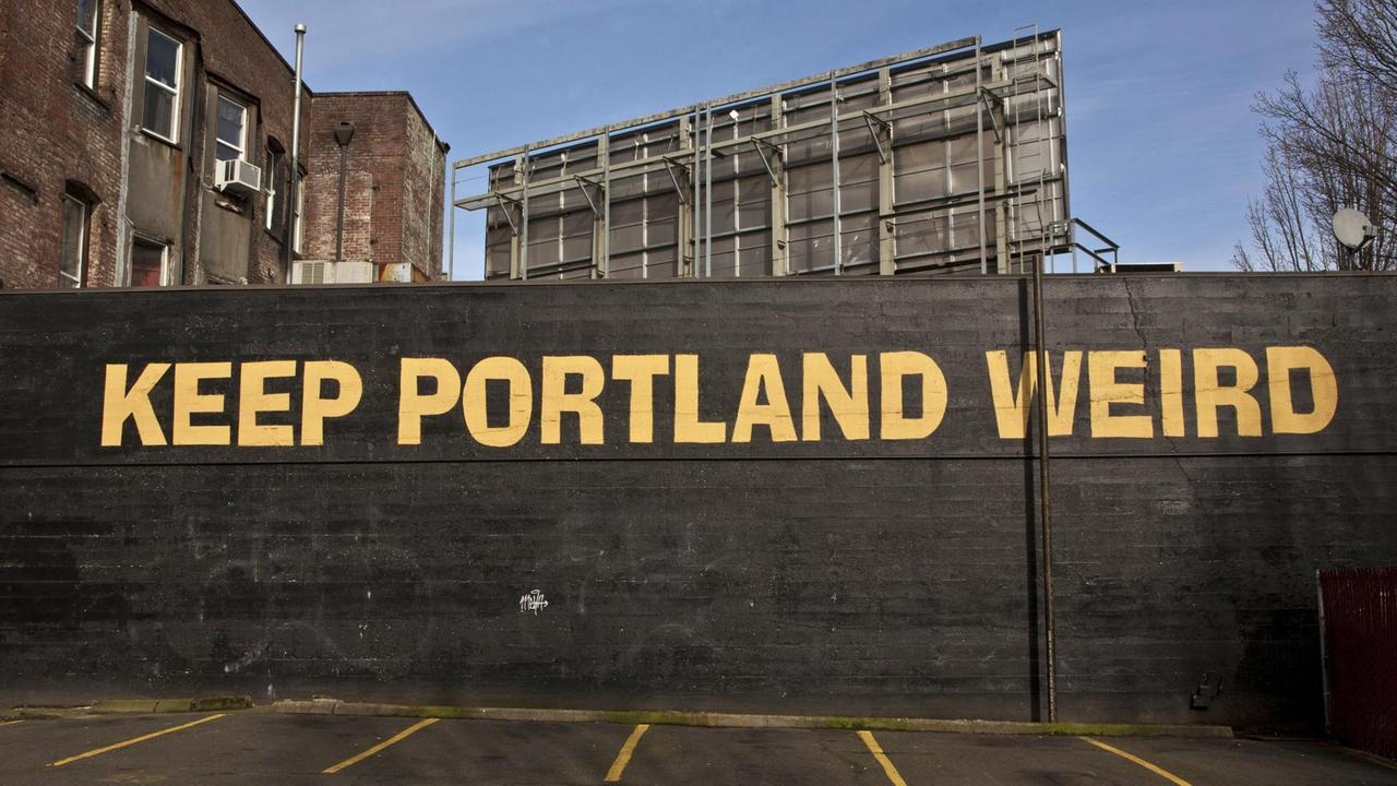 Eine Wandschrift mit dem Slogan "Keep Portland Weird".