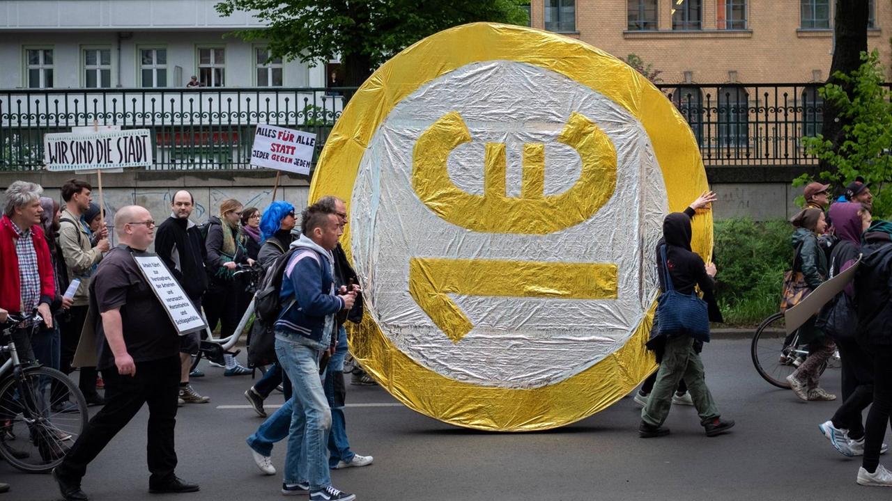 Mehrere hundert Menschen protestieren am Internationalen Kampf- und Feiertag der Arbeitslosen, dem 02. Mai unter dem Motto Wir haben Zeit durch Berlin Prenzlauer Berg gegen den Zwang zur Lohnarbeit und für ein bedingungsloses Grundeinkommen.