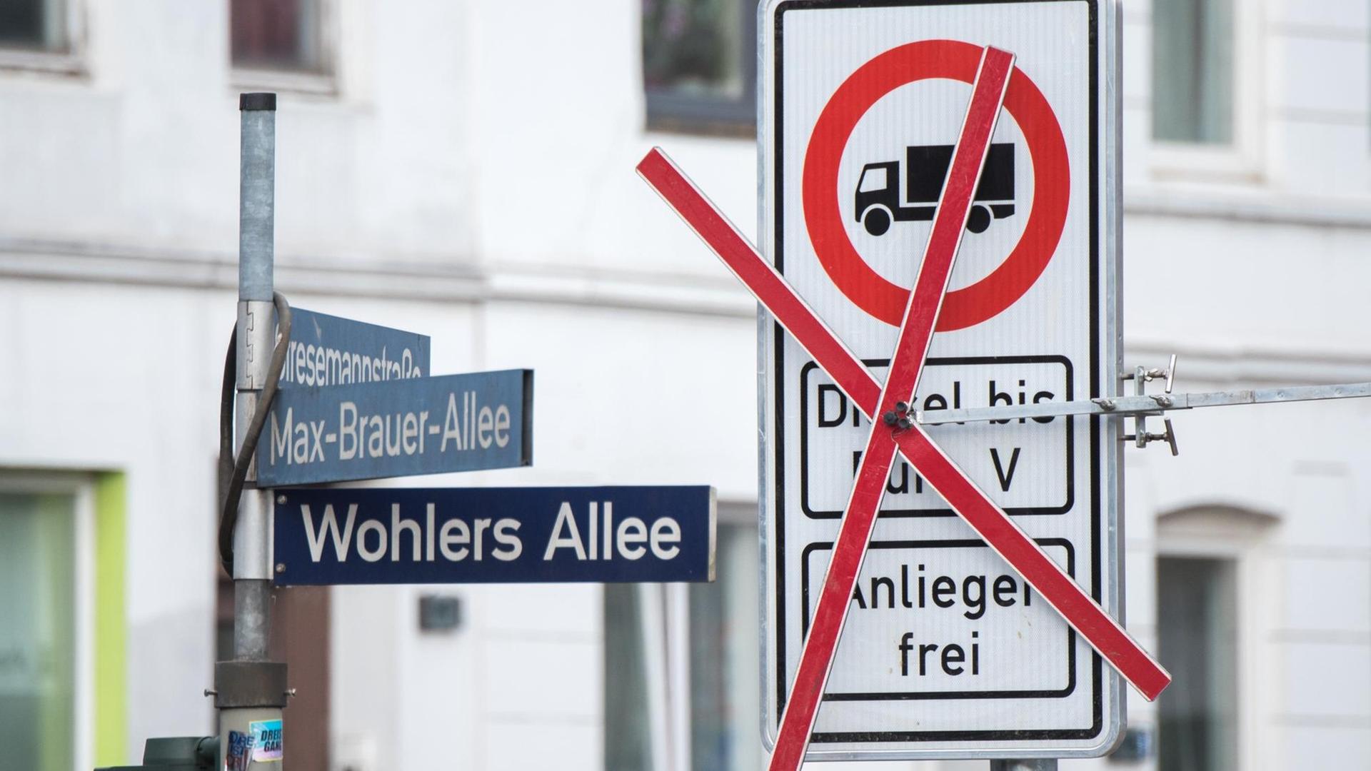 Ein Schild in Hamburg. Darauf steht, welche Diesel-Autos nicht mehr auf der Strafe fahren dürfen. Ein Schild in Hamburg. Darauf steht, welche Diesel-Autos nicht mehr auf der Strafe fahren dürfen.