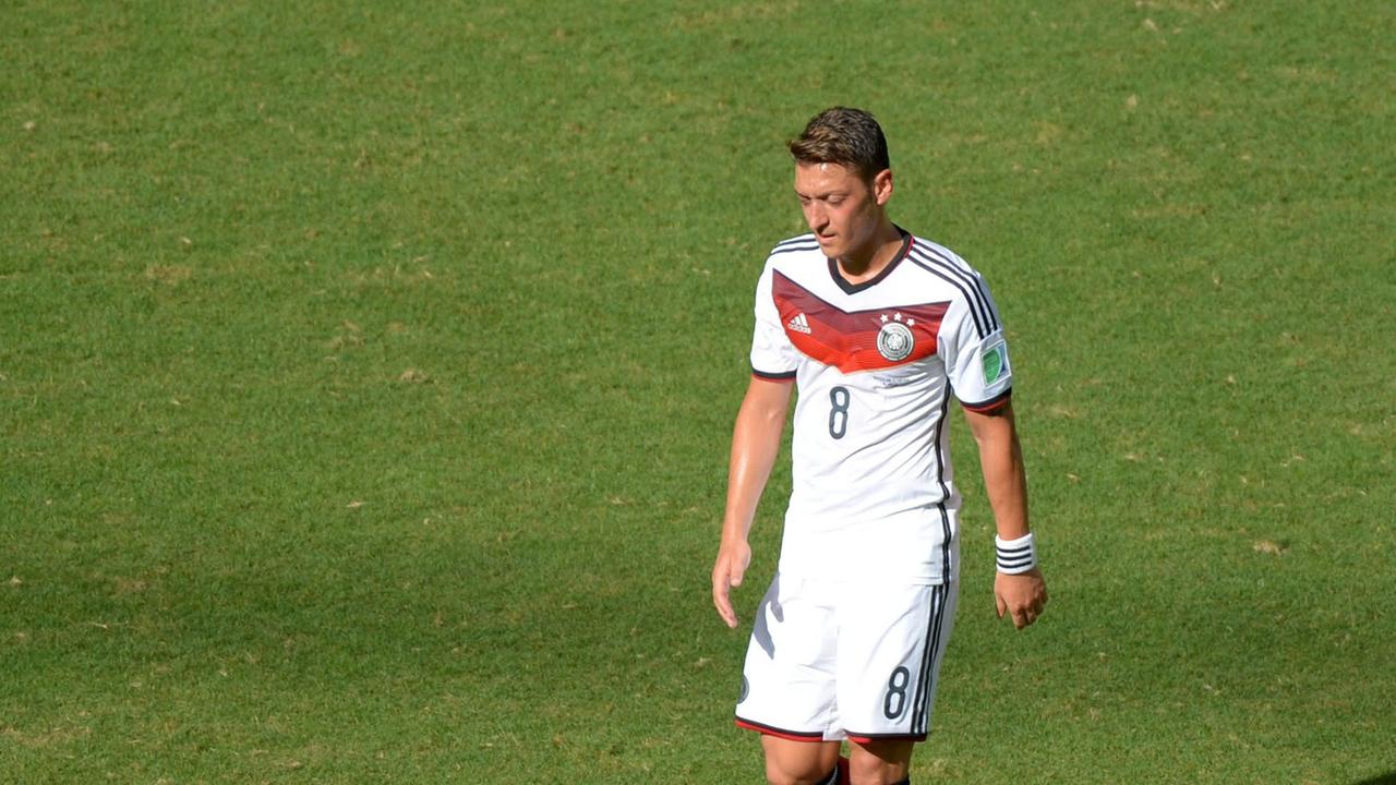 Der deutsche Nationalspieler Mesut Özil verlässt den Platz während der FIFA Fußball-Weltmeisterschaft 2014 in Brasilien Der deutsche Nationalspieler Mesut Özil verlässt den Platz während der FIFA Fußball-Weltmeisterschaft 2014 in Brasilien