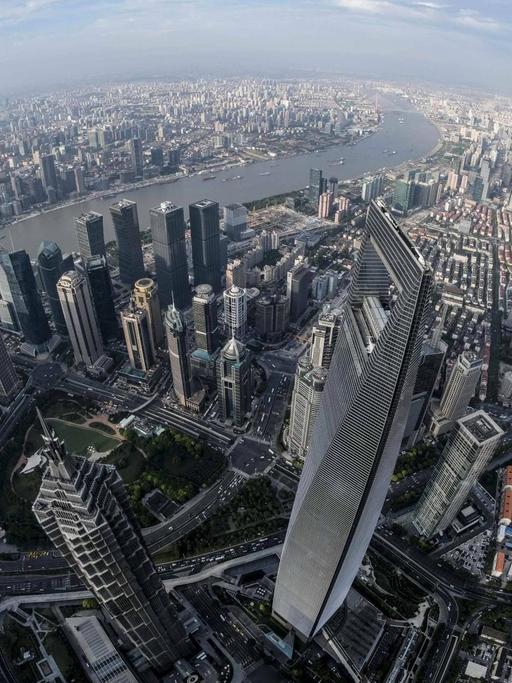 Die Skyline von Schanghai am Huangpu Fluss - gesehen vom Shanghai Tower.