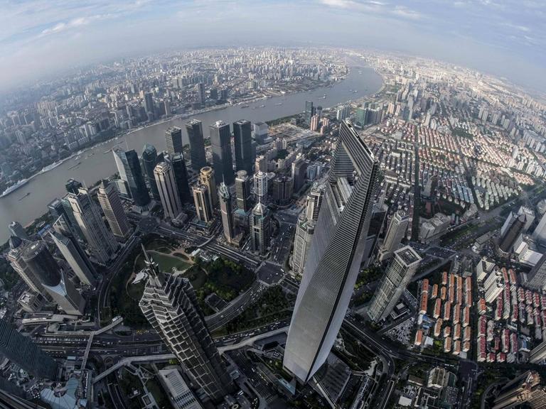 Die Skyline von Schanghai am Huangpu Fluss - gesehen vom Shanghai Tower.