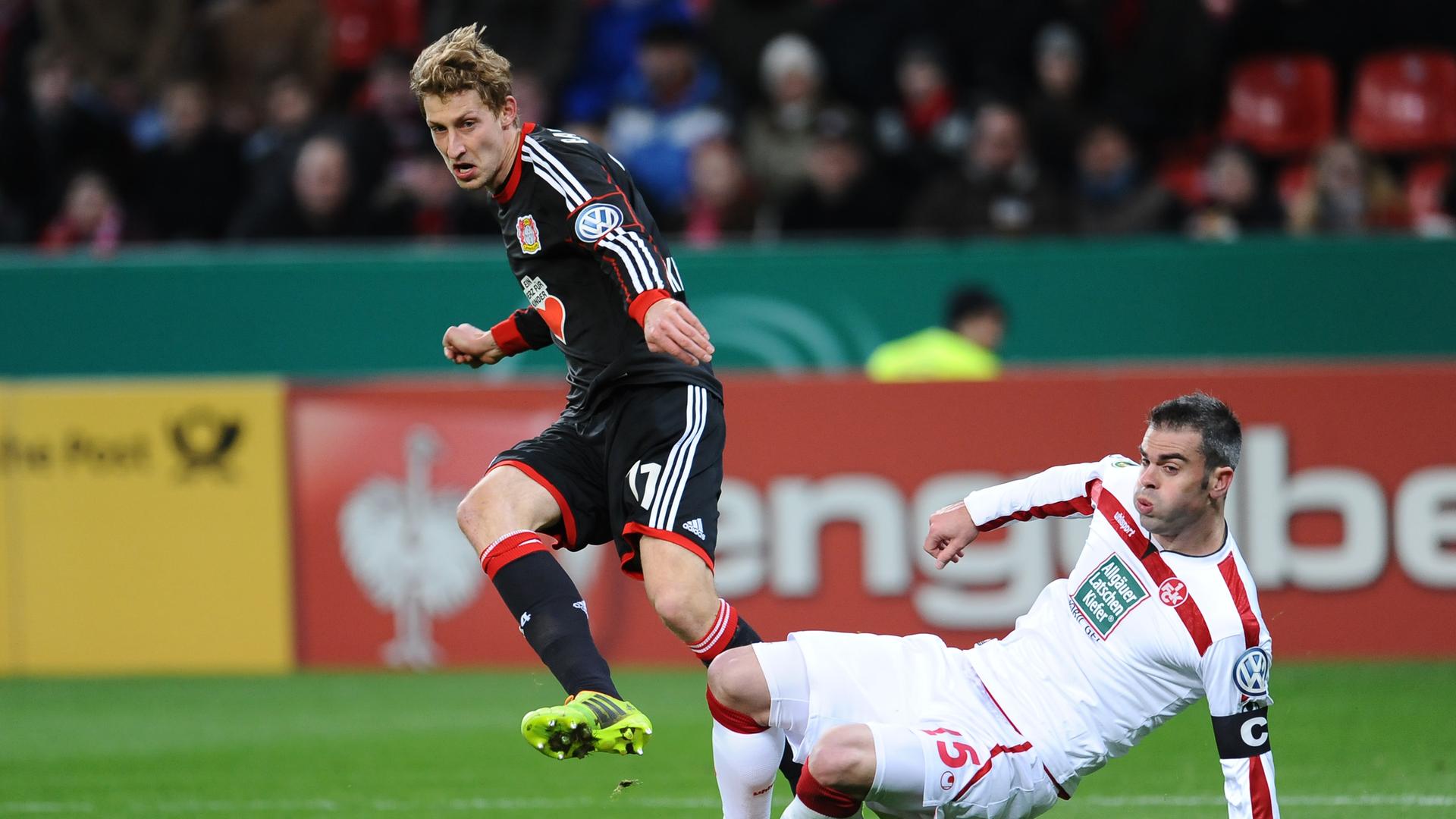 Fußball DFB-Pokal Viertelfinale: Bayer Leverkusen - 1. FC Kaiserslautern am 12.02.2014 in der BayArena in Leverkusen
Stefan Kiessling ( Leverkusen ), links - Marc Torrejon ( Kaiserslautern ), rechts
Foto: Revierfoto Fußball DFB-Pokal Viertelfinale: Bayer Leverkusen - 1. FC Kaiserslautern am 12.02.2014 in der BayArena in Leverkusen
Stefan Kiessling ( Leverkusen ), links - Marc Torrejon ( Kaiserslautern ), rechts
Foto: Revierfoto