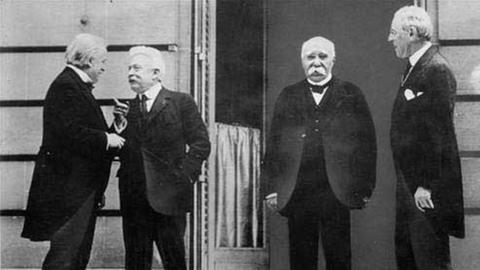 1919: Vertragsunterzeichnung des Friedensvertrags in Versailles: David Lloyd George (England), Vittorio Orlando (Italien), Georges Clemenceau (Frankreich) und Woodrow Wilson (Präsident USA).