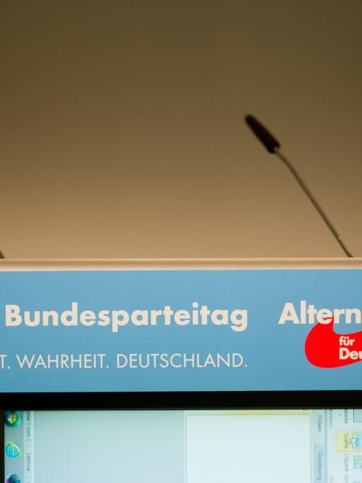 Blick auf ein Rednerpult beim 4. Bundesparteitag der Alternative für Deutschland (AfD) in der Niedersachsenhalle in Hannover