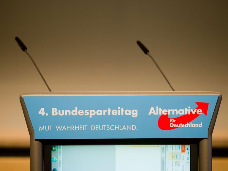 Blick auf ein Rednerpult beim 4. Bundesparteitag der Alternative für Deutschland (AfD) in der Niedersachsenhalle in Hannover