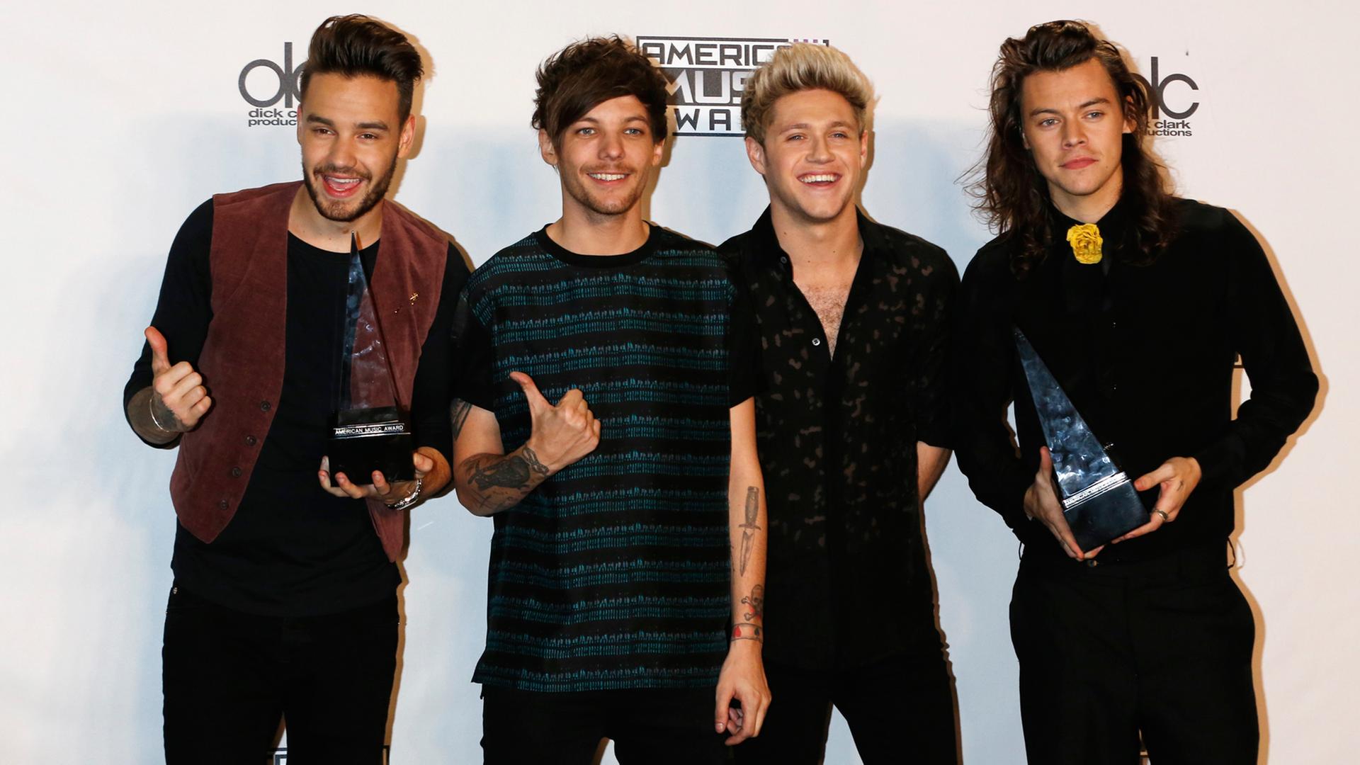 Liam Payne (l-r), Louis Tomlinson, Niall Horan and Harry Styles von der Boyband "One Direction". Sie gewannen in der Kategorie "Bester Künstler" bei den American Music Awards.