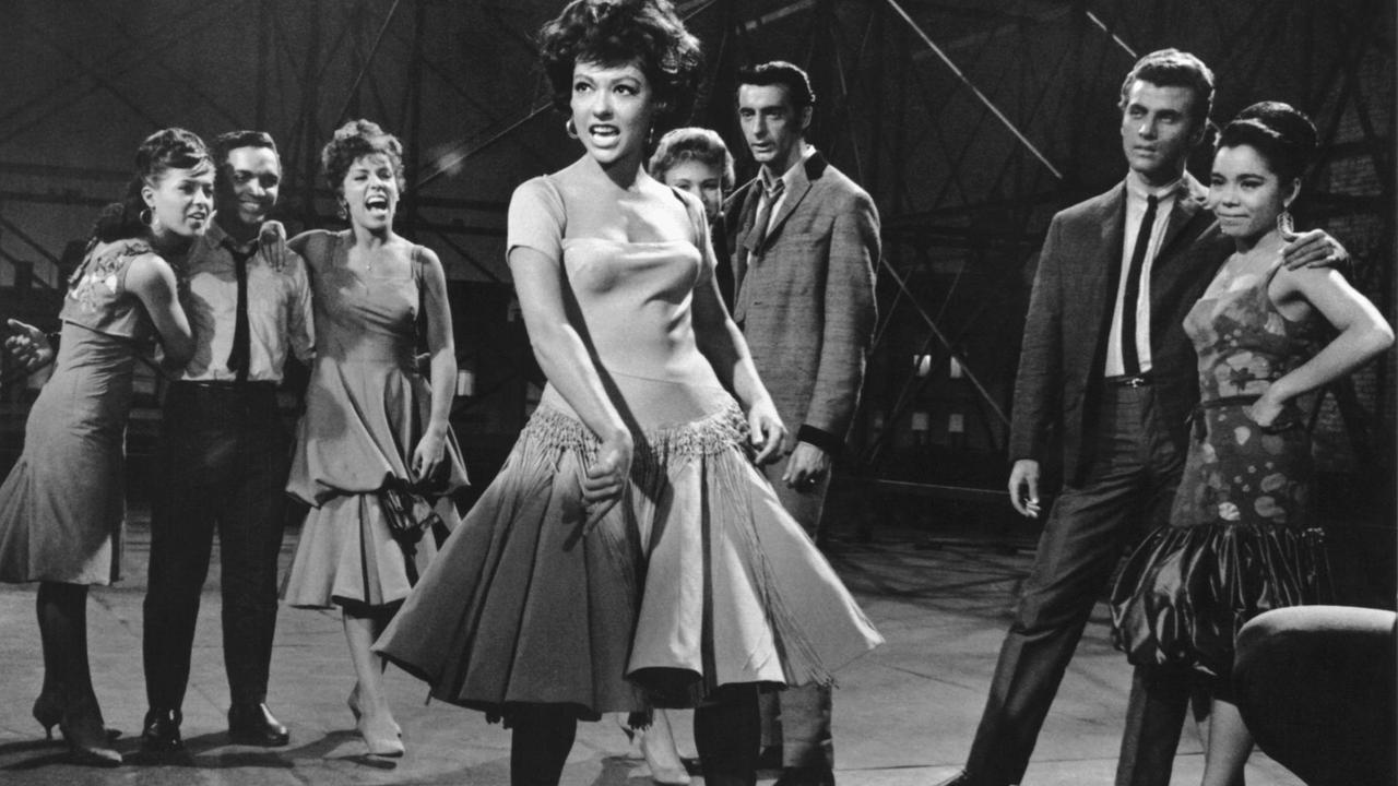 Rita Moreno (M) in einer Szene aus dem Film "West Side Story" nach dem gleichnamigen Musical von Leonard Bernstein aus dem Jahr 1961. | Verwendung weltweit