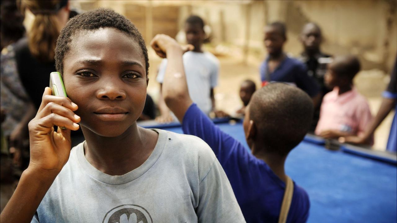 A young boy speaking on a mobile phone in Abuja, Nigeria. (10.03.2009). Foto: LEHTIKUVA / Antti Aimo-Koivisto  +++(c) dpa - Report+++
