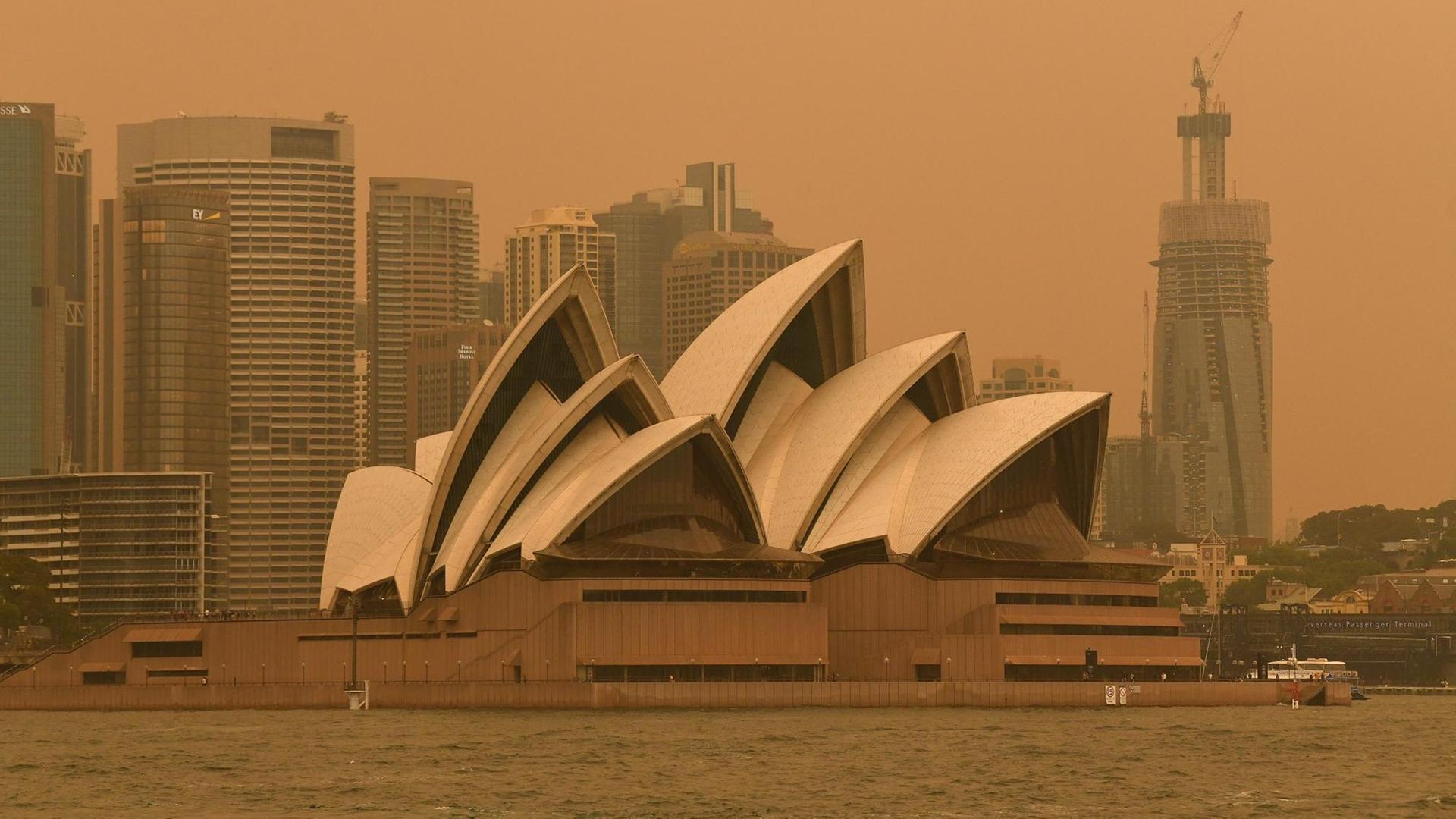 Das ist die Stadt Sydney im dicken Rauch.