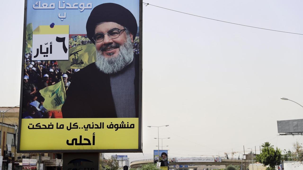 Ein Porträtfoto von Hisbollah-Chef Hassan Nasrallah auf einem Plakat.