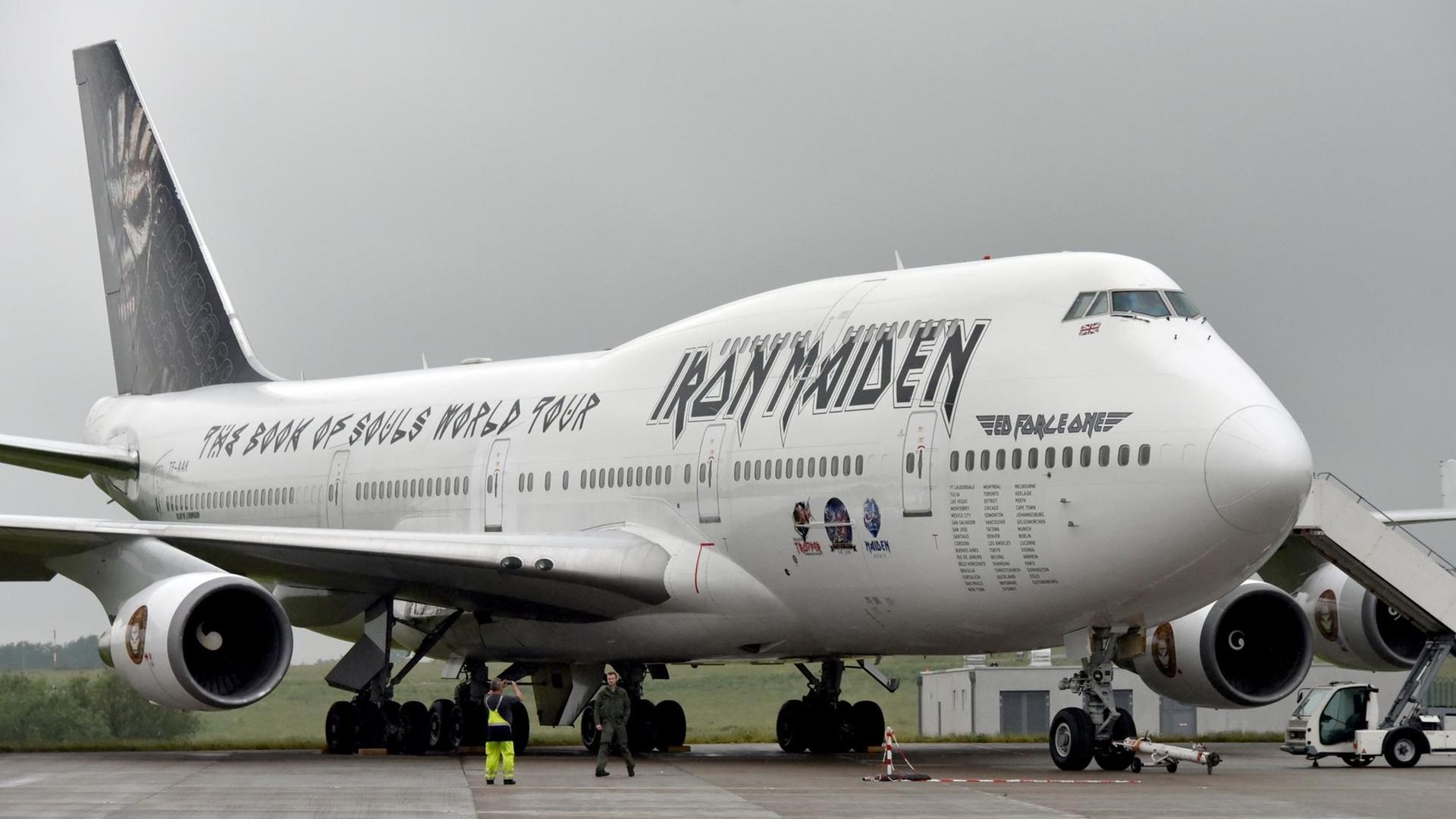 Die private Boeing 747 "Ed Force One" der Heavy-Metal-Band Iron Maiden steht in Schönefeld (Brandenburg) auf dem Messegelände der Internationalen Luft- und Raumfahrtausstellung.