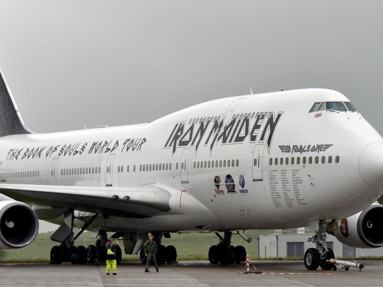 Die private Boeing 747 "Ed Force One" der Heavy-Metal-Band Iron Maiden steht in Schönefeld (Brandenburg) auf dem Messegelände der Internationalen Luft- und Raumfahrtausstellung.