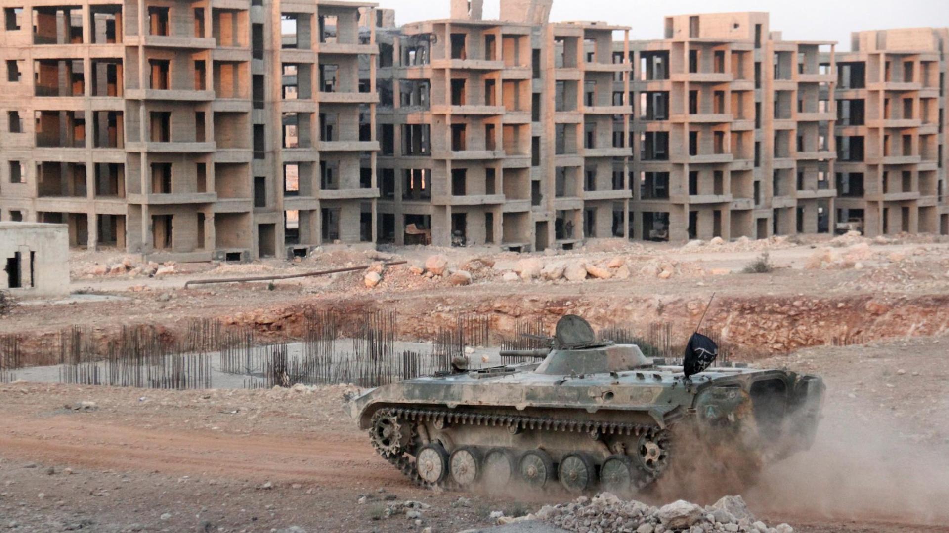 Ein Panzer in einem östlichen Stadtteil von Aleppo, der von Regierungstruppen belagert ist.