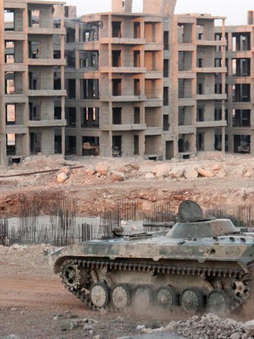 Ein Panzer in einem östlichen Stadtteil von Aleppo, der von Regierungstruppen belagert ist.