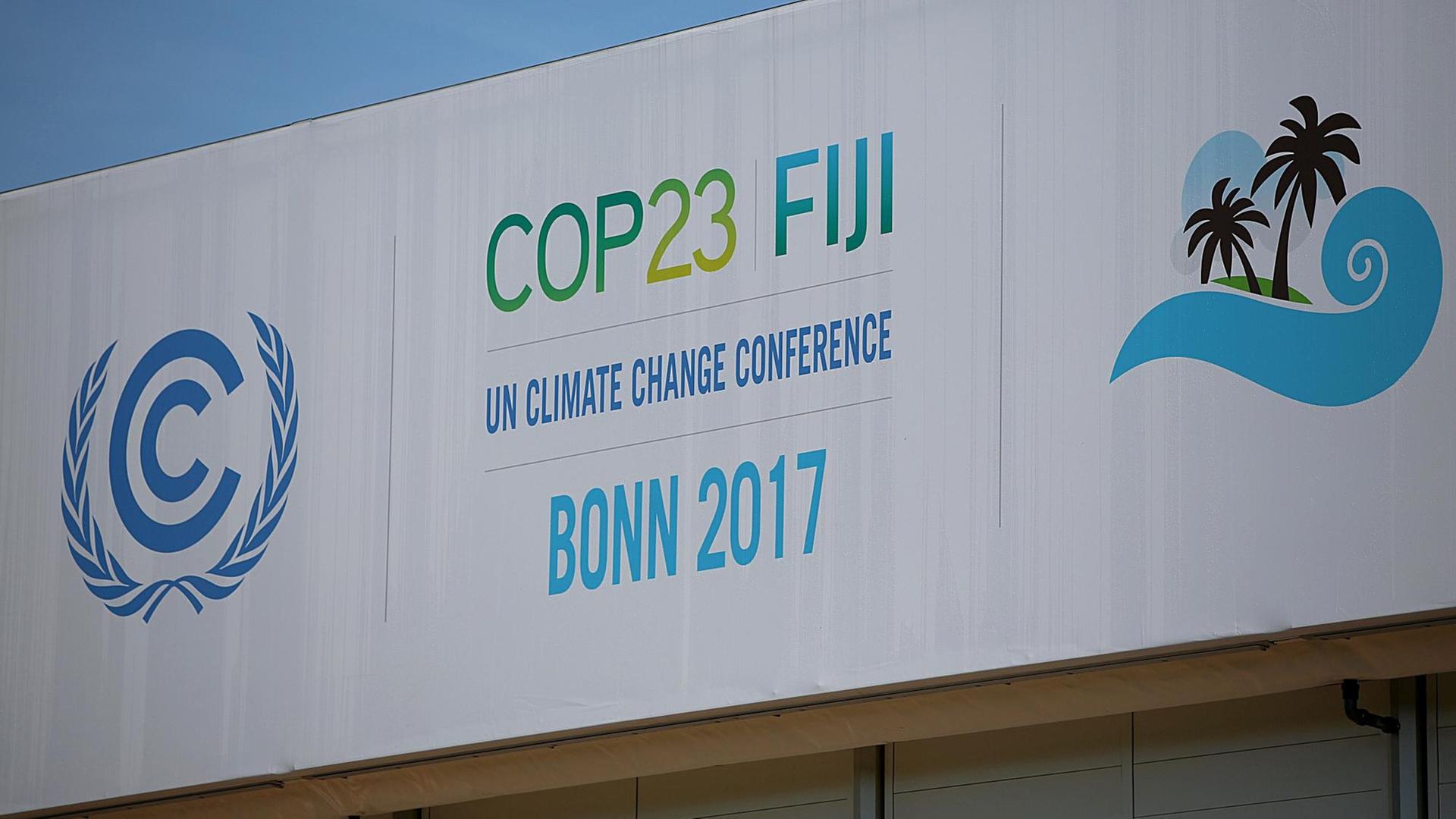Das Logo der Weltklimakonferenz hängt am 19.10.2017 in Bonn an einem Zelt. Die UNO-Konferenz findet vom 6. bis 17. November 2017 in Bonn statt.