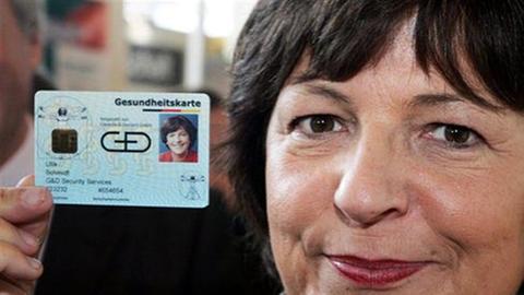 Bundesgesundheits-
ministerin Ulla Schmidt mit E-Karte