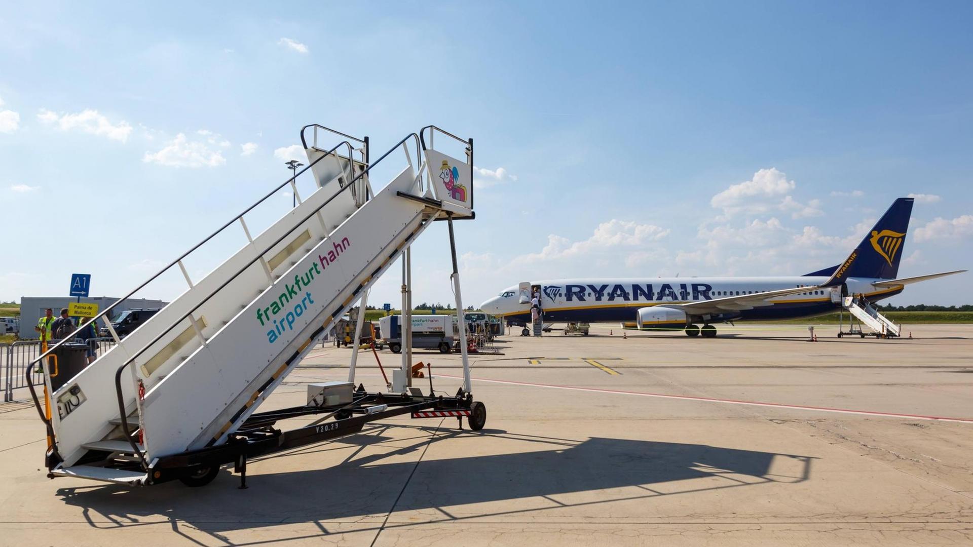 Eine Ryanair-Flugzeug Boeing B737-800 auf dem Rollfeld des Flughafens Frankfurt Hahn.