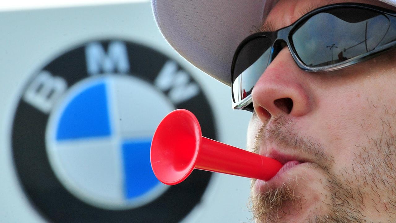 Beim Warnstreik im Leipziger BMW-Werk 2012 bläst ein IG-Metaller in seine Tröte.
