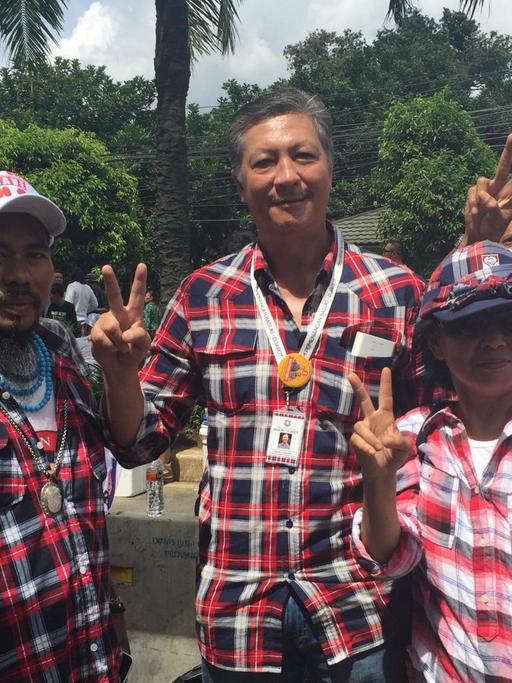 Demonstration der Ahok-Unterstützer. Sie tanzen und singen und jubeln für ihr Idol, jeden Dienstag, wenn der nächste Termin des Gerichtsverfahrens ansteht. Sie tragen alle blau-weiß-rot karierte Hemden, das Markenzeichen des von Basuki Tjahaja Purnama, genannt Ahok, Gouverneur von Jakarta.