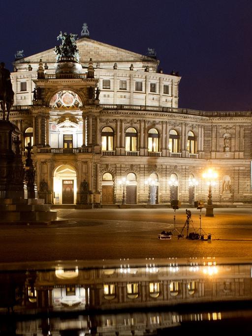 Der leere Theaterplatz vor der Semperoper in Dresden: Niemand demonstriert am 19.01.2015 dort. Eine Terrordrohung von Islamisten gegen die Pegida-Bewegung hat zu einem allgemeinen Demonstrations-Verbot in Dresden geführt.
