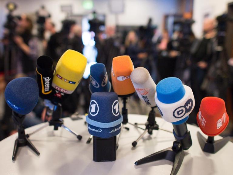 Mikrofone stehen am 17.03.2016 bei der Ministerpräsidentenkonferenz der Länder in der Landesvertretung des Landes Bremen in Berlin auf einem Tisch