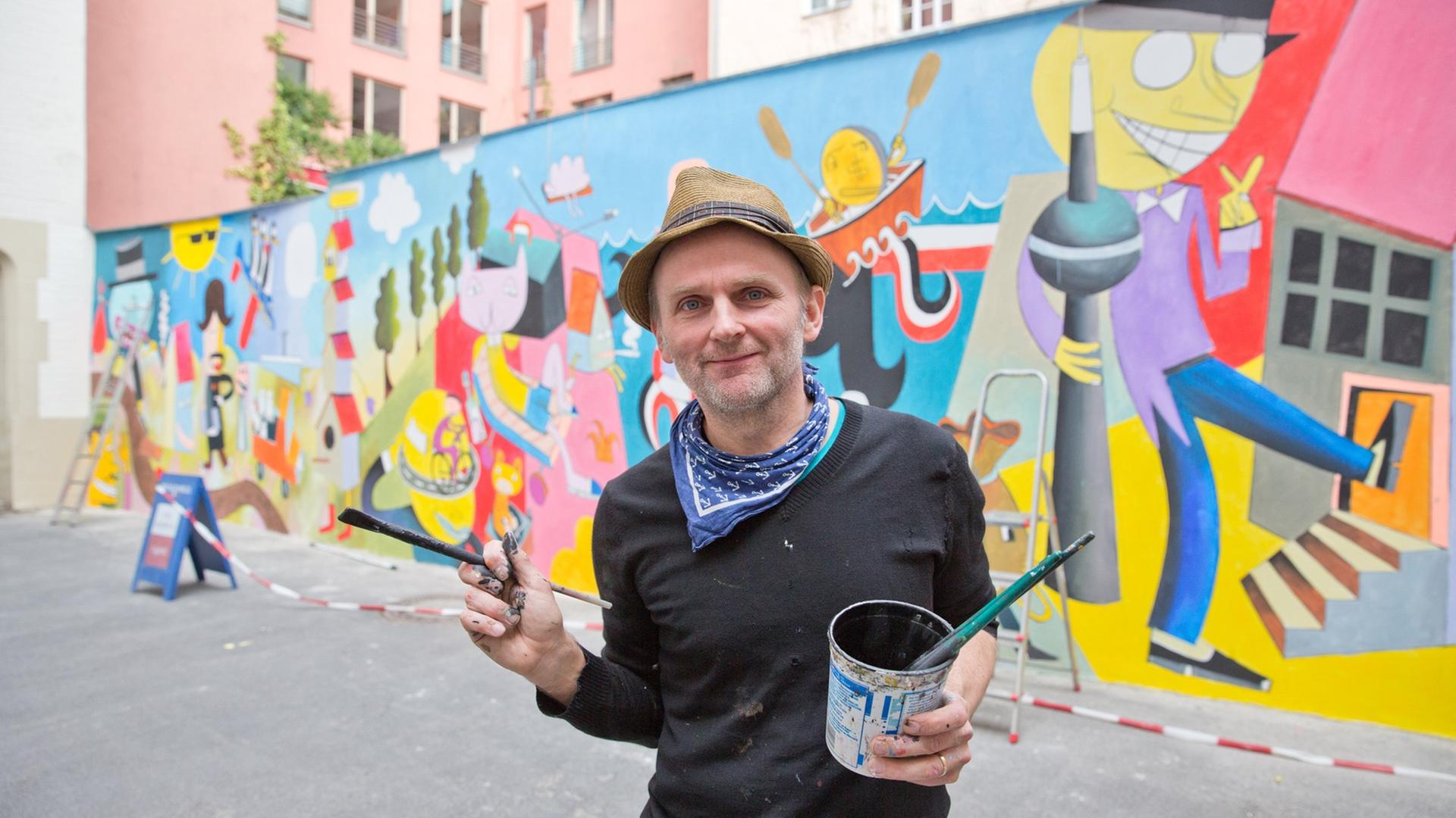 Der Künstler Jim Avignon hat auf dem Innenhof des Tagesspiegels am 21.06.2014 in Berlin ein Wandbild gemalt.