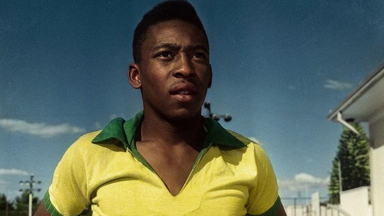 Ein Foto des brasilianischen Fußballstars Pelé in jungen Jahren. Er trägt das gelbe Trikot der brasilianischen Nationalmannschaft.