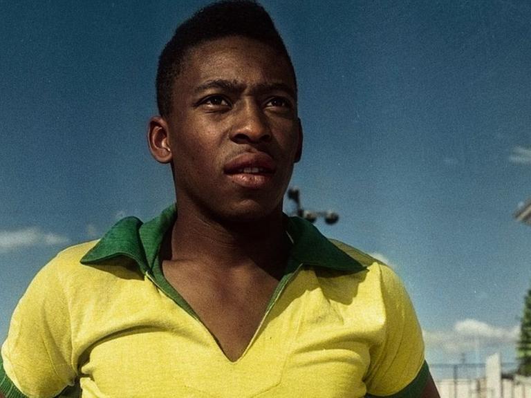 Ein Foto des brasilianischen Fußballstars Pelé in jungen Jahren. Er trägt das gelbe Trikot der brasilianischen Nationalmannschaft.