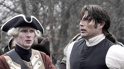 Johann Friedrich Struensee (Mads Mikkelsen, 2.v.r.) in einer Szene des Kinofilms "Die Königin und der Leibarzt" Johann Friedrich Struensee (Mads Mikkelsen, 2.v.r.) in einer Szene des Kinofilms "Die Königin und der Leibarzt"