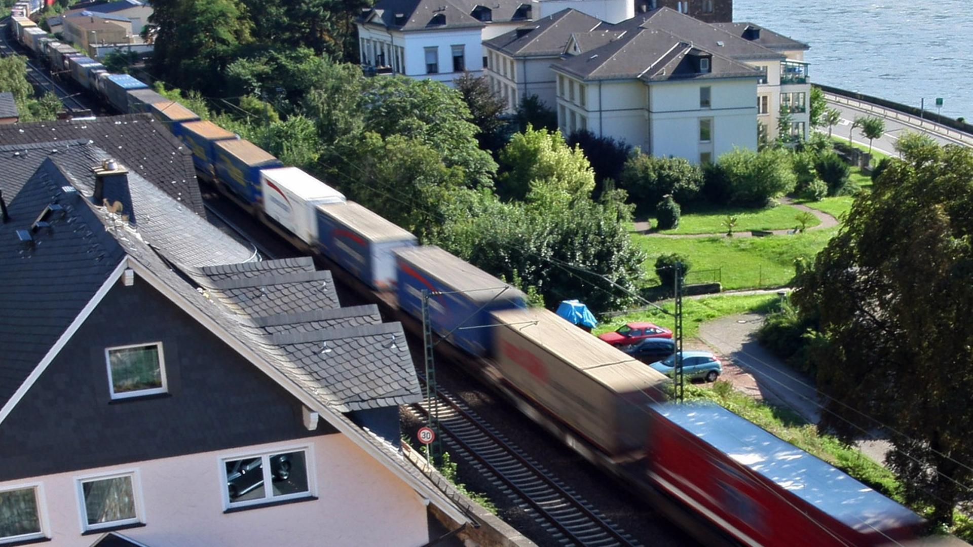 Im Rheintal fahren die Züge mitunter dicht an Häusern vorbei.
