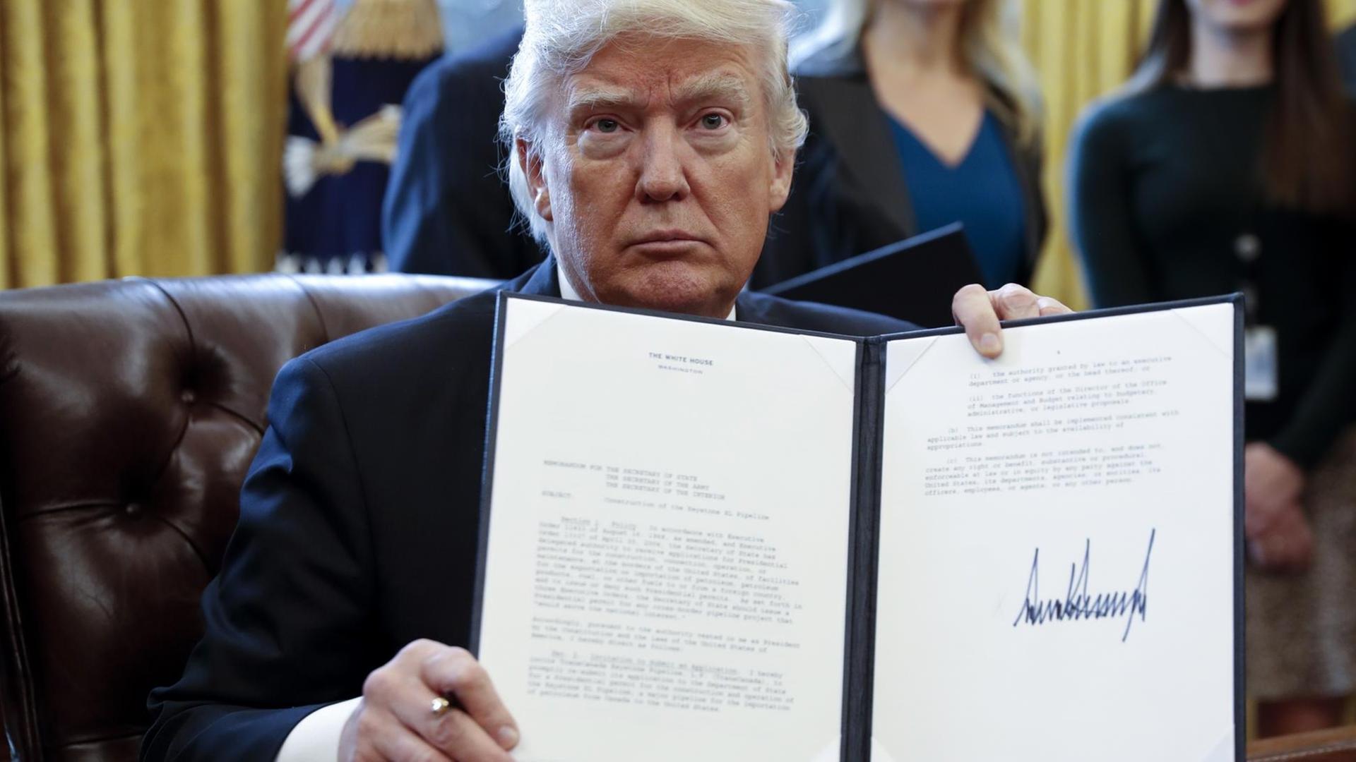 US-Präsident Donald Trump mit der "Executive Order" zum Ausbau von umstrittenen Ölleitungen.