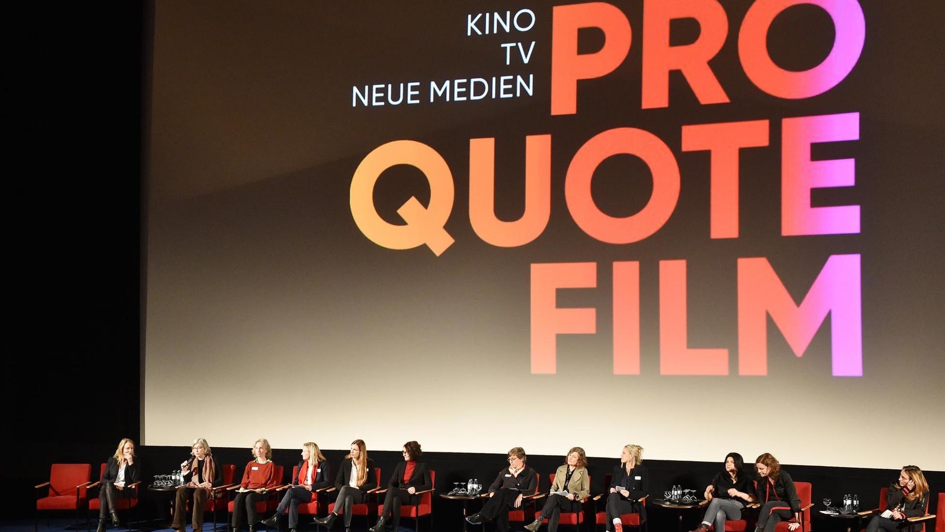 Frauen aus allen Gewerken der Filmbranche sitzen auf dem Podium im Kino Kosmos. Pro Quote Regie wird Pro Quote Film.