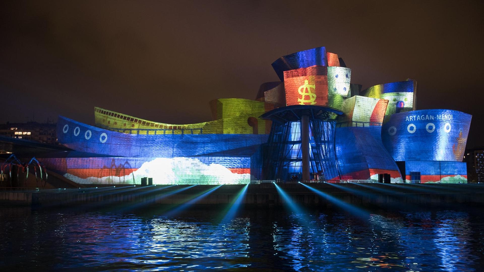 Das Guggenheim-Museum in Bilbao wird im Rahmen des 20-jährigen Museums-Jubiläums bunt angestrahlt.