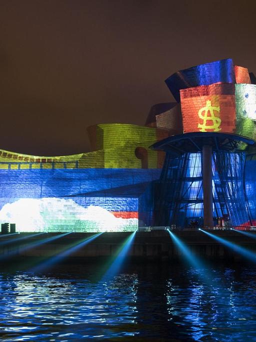 Das Guggenheim-Museum in Bilbao wird im Rahmen des 20-jährigen Museums-Jubiläums bunt angestrahlt.