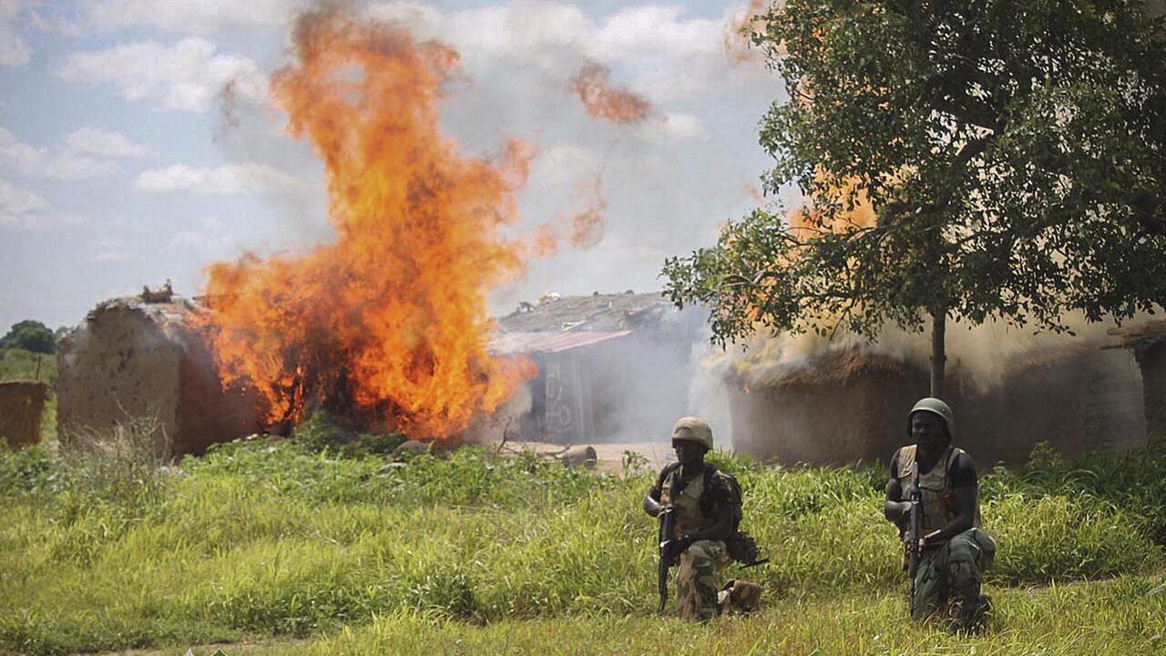 Soldaten brennen ein Camp der Terrororganisation Boko Haram in Nigeria nieder.