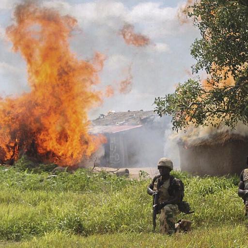 Soldaten brennen ein Camp der Terrororganisation Boko Haram in Nigeria nieder.