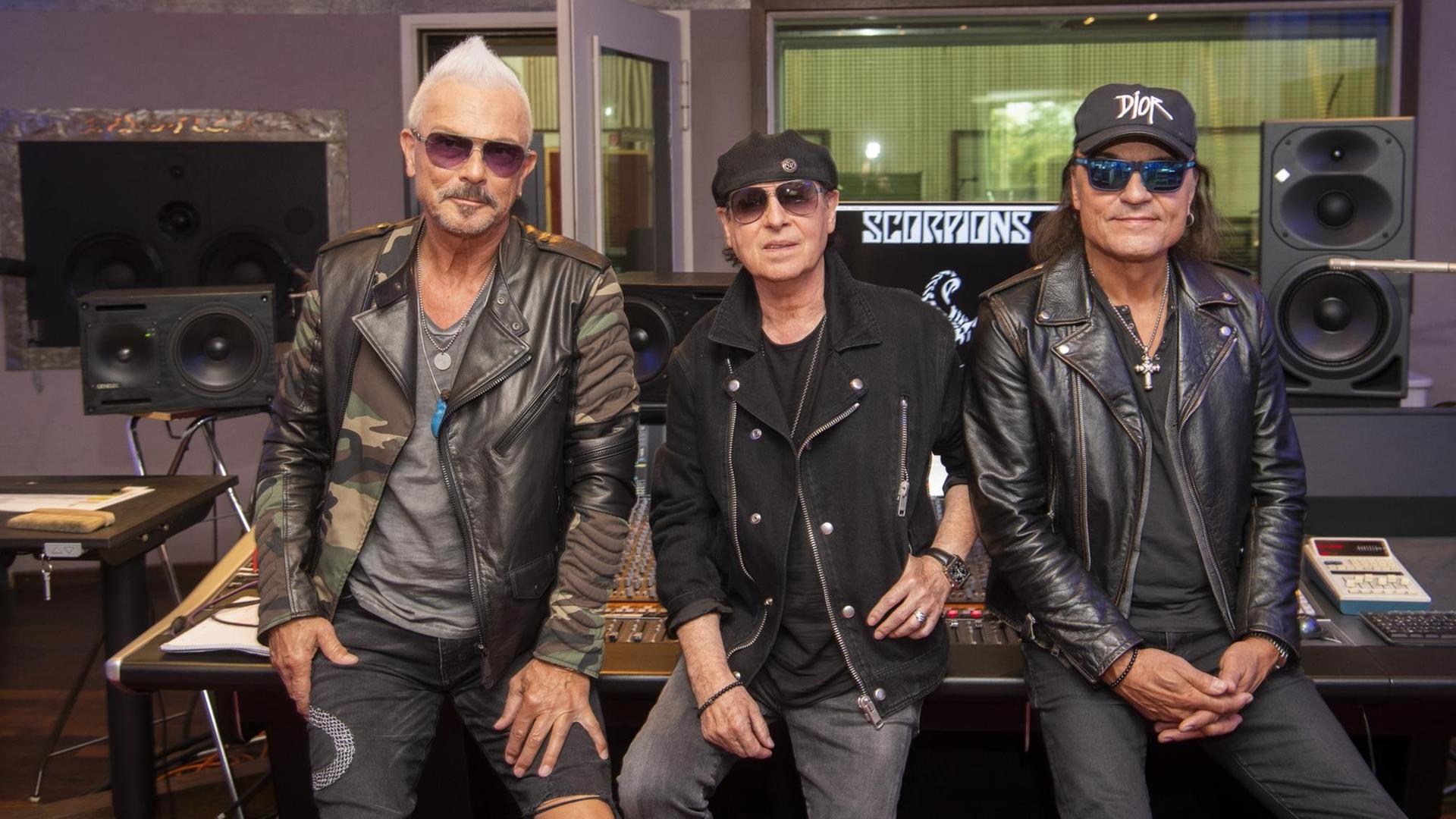 Niedersachsen, Hannover: Rudolf Schenker (l-r), Klaus Meine und Matthias Jabs von der Rockband Scorpions stehen in den Peppermint Park Studios. Niedersachsen, Hannover: Rudolf Schenker (l-r), Klaus Meine und Matthias Jabs von der Rockband Scorpions stehen in den Peppermint Park Studios.