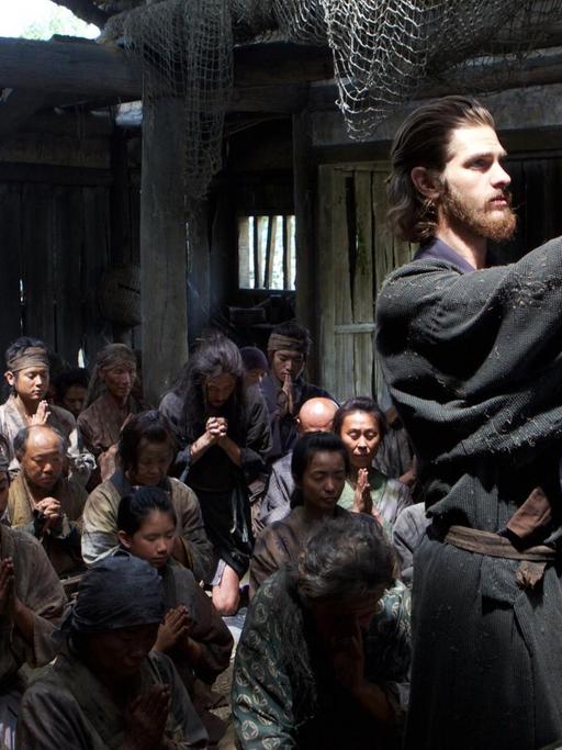 Pater Rodrigues (Andrew Garfield, vorne stehend) zelebriert die Heilige Messe für die christlichen Dorfbewohner im Geheimen.