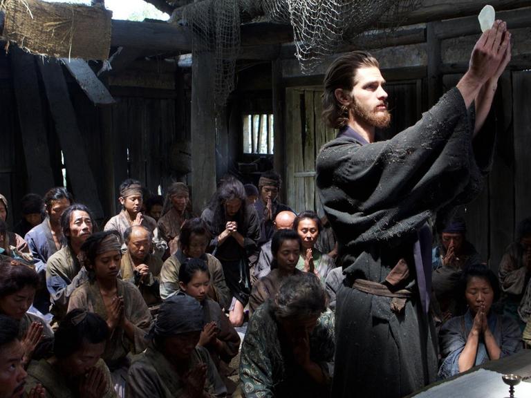 Pater Rodrigues (Andrew Garfield, vorne stehend) zelebriert die Heilige Messe für die christlichen Dorfbewohner im Geheimen.