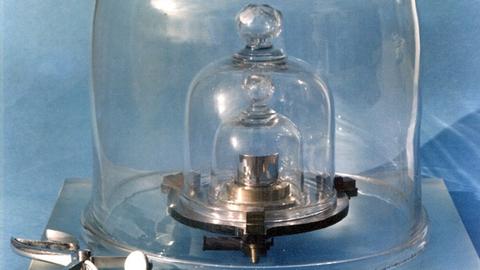Das Bild zeigt einen Prototypen des Urkilogramms (undatiertes Handout der Physikalisch Technischen Bundesanstalt). Es steht gut behütet unter drei Glasglocken bei Paris.