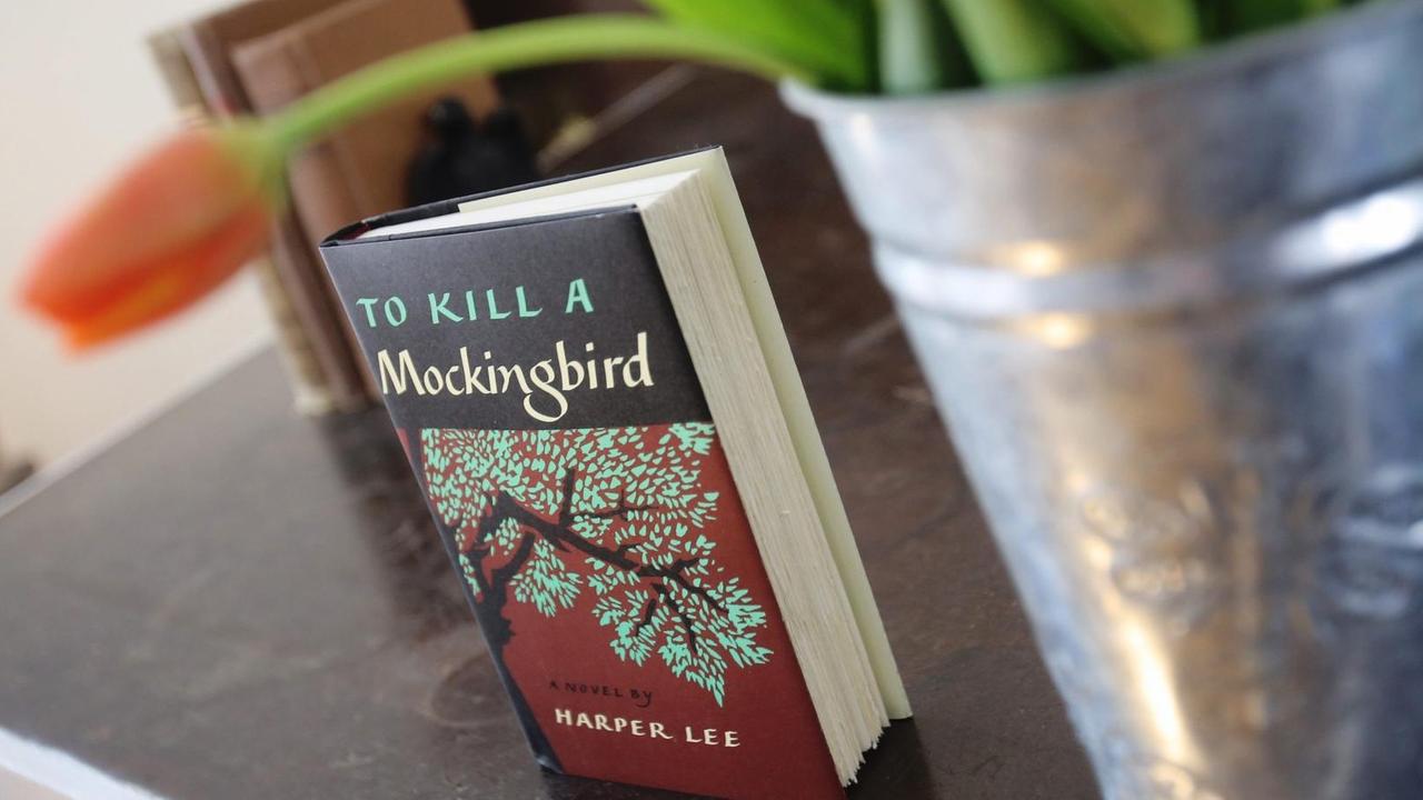 Das Bild zeigt das Buch "To Kill A Mockingbird" (deutscher Titel: "Wer die Nachtigall stört") der verstorbenen Schriftstellerin Harper Lee.