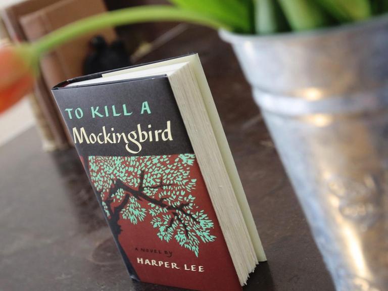 Das Bild zeigt das Buch "To Kill A Mockingbird" (deutscher Titel: "Wer die Nachtigall stört") der Schriftstellerin Harper Lee. Das Bild zeigt das Buch "To Kill A Mockingbird" (deutscher Titel: "Wer die Nachtigall stört") der Schriftstellerin Harper Lee.