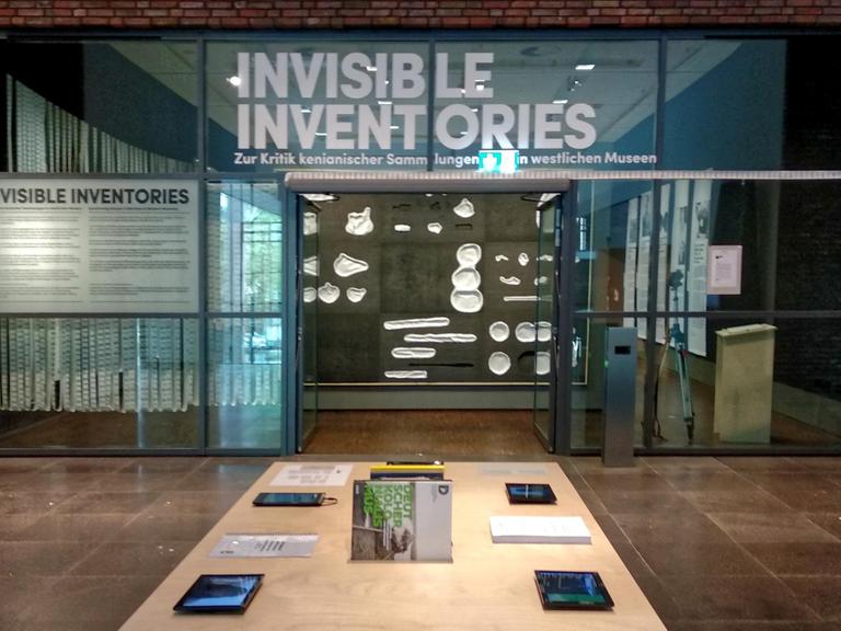Eingangshalle der Ausstellung "Invisible Inventories" in Köln
