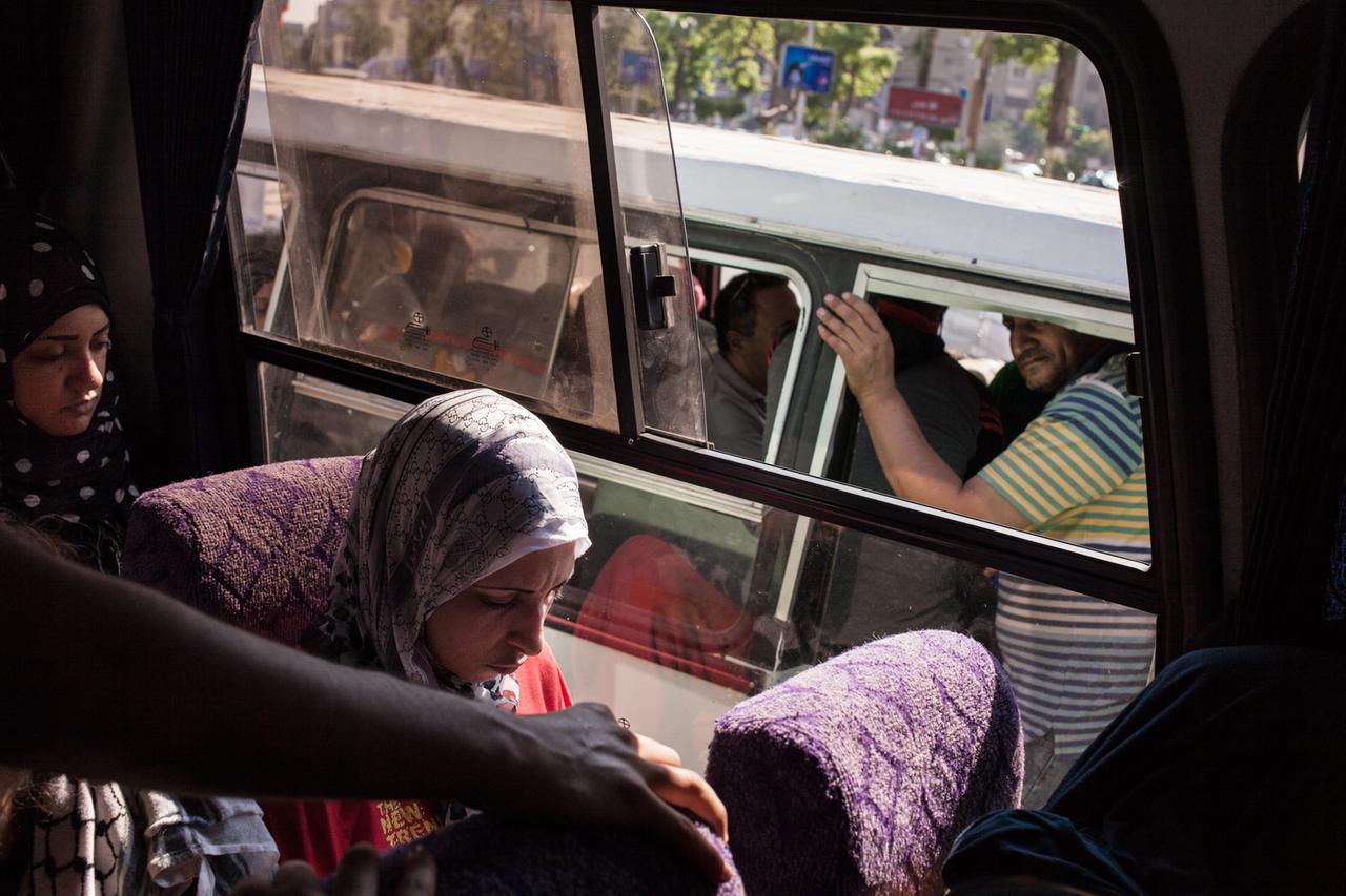 Alleinreisende Frau in einem öffentlichen Bus, Kairo, 2014. In: SAYEDA, Nimbus. Kunst und Bücher, 2017