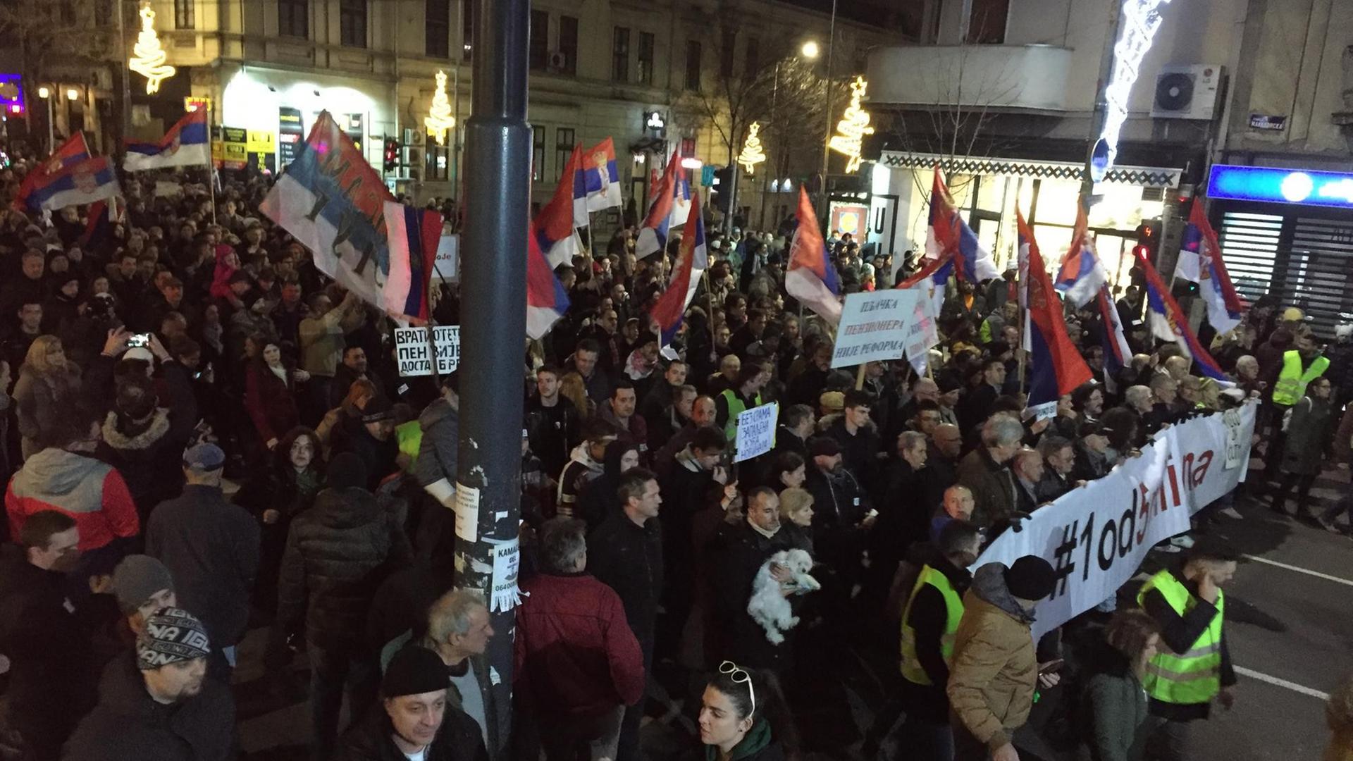 Zu sehen sind Demonstranten mit Spruchbändern sowie serbischen Flaggen in den Straßen im Zentrum der Hauptstadt Belgrad.