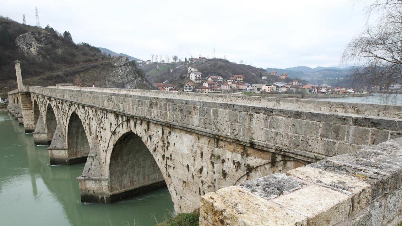 Blick von der Seite auf die beinahe 500 Jahre alte Mehmed-Paša-Sokolović-Brücke über dem Fluss Drina in Višegrad.