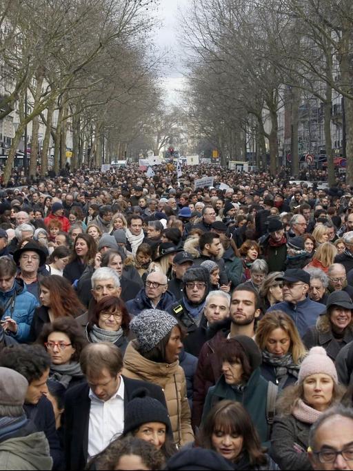 Zahlreiche Menschen nehmen an einem Trauermarsch für die getötete Holocaust-Überlebende Knoll in der französischen Hauptstadt teil.